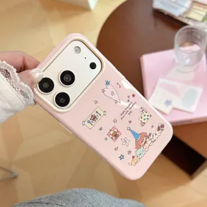 Detailansicht der rosa iPhone-Hülle mit süßen Dackel-Illustrationen und glänzendem Finish.