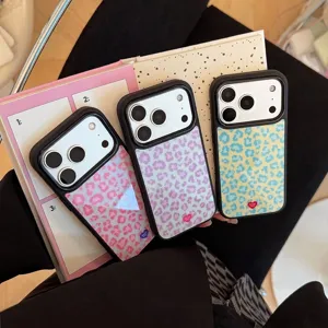 Vue détaillée de trois coques rigides léopard pour iPhone en rose, violet et bleu-jaune