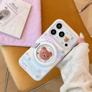 Detailopname van iPhone-hoesje met schattig berenbrood-ontwerp en draaibare standaard.