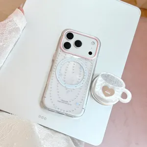 Λεπτομέρεια διάφανης μαγνητικής θήκης iPhone με στρας και βάση κινητού σε σχήμα κούπας