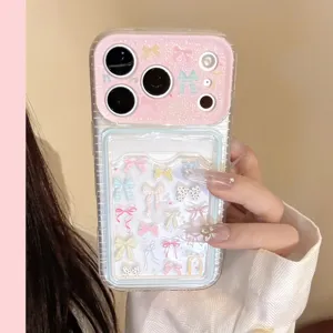 Detailansicht der klaren iPhone-Hülle mit rosa Schleifen-Kartenhalter
