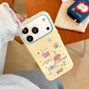Nahaufnahme einer gelben iPhone-Hülle mit süßen Dackel- und Dessert-Illustrationen