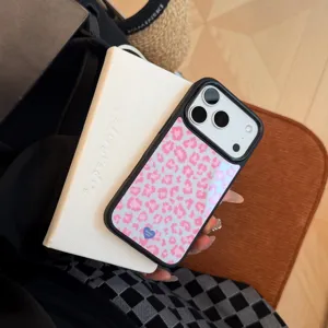Gros plan d'une coque iPhone motif léopard rose avec cadre de protection noir