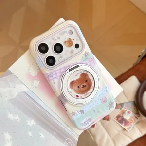 Detailopname van een iPhone-hoesje met berenbrood-thema en draaibare magneetstand