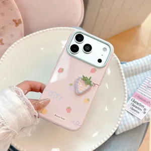 Jolie coque iPhone rose avec une fraise brodée en 3D et des motifs pastels mignons