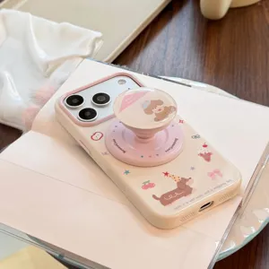 Dettaglio custodia iPhone crema con motivo a cane e supporto magnetico rosa coordinato