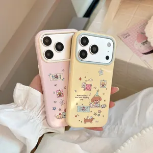 Nahaufnahme süßer Cartoon-Dackel- und Welpenillustrationen auf glänzenden iPhone-Hüllen