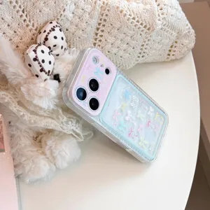 Nahaufnahme der transparenten iPhone-Hülle mit bunten Schleifen und integriertem Kartenfach.