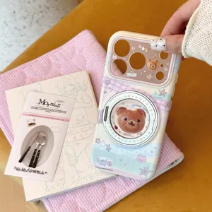 Detail van schattig beerbrood telefoonhoesje met draaibare standaard in crème