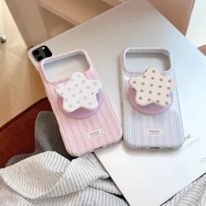 Κοντινό πλάνο με ριγέ θήκες iPhone σε ροζ και μπλε με βάσεις σε σχήμα αστεριού.