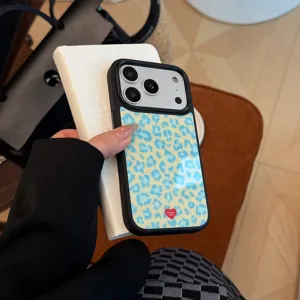 Coque iPhone léopard bleu vintage avec un petit détail de cœur rouge Bonne case