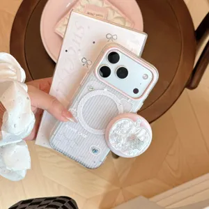 Detailansicht einer iPhone-Hülle mit magnetischem Perlmutt-Apfelständer und Sternen