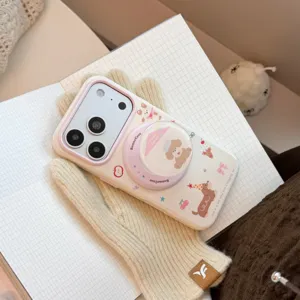Vista dettagliata di una cover per iPhone con cucciolo e supporto circolare rosa pastello.
