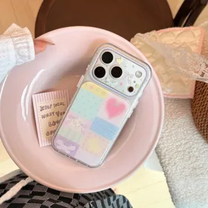 Gros plan d'une coque iPhone rose pastel avec motif lapin, présentée dans un bol en céramique.