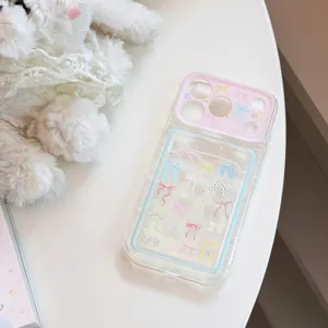 Detail der transparenten iPhone-Hülle mit rosa Schleifenmuster und Kartenfach.