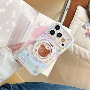 Detail van iPhone-hoesje met schattig berenbroodmotief en draaibare ringstandaard