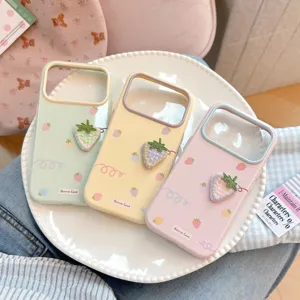 Gros plan sur de jolies coques iPhone en tissu fraise en rose, jaune et vert pastel