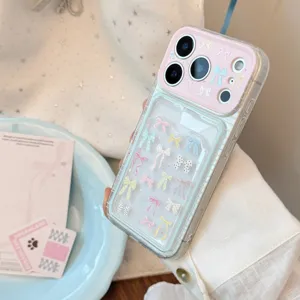 Detail der transparenten iPhone-Hülle mit bunten Schleifenmustern und einem Kartenfach
