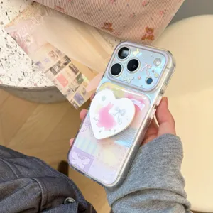 Gros plan d'un support de téléphone lapin en forme de cœur sur une coque iPhone pastel
