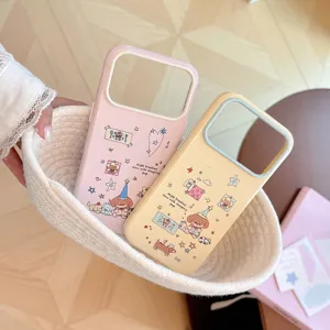 Glänzende weiche iPhone-Hülle mit süßen Dackel-Illustrationen in einem Korb präsentiert