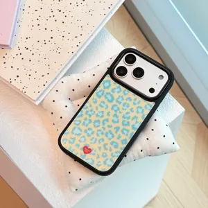 Vue détaillée de la coque iPhone léopard bleu rétro ornée d'un petit cœur rouge élégant
