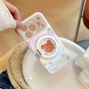Detailweergave van schattige beer iPhone-hoes met 360 graden draaibare ringstandaard.
