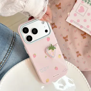 Gros plan de la coque iPhone rose avec broderie fraise 3D et motifs de fruits mignons