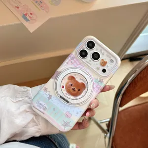 Detailweergave van het schattige berenpatroon en de draaibare standaard op iPhone-hoes
