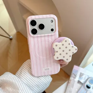 Κοντινό πλάνο ροζ ριγέ θήκης iPhone με μαγνητική βάση σε σχήμα αστεριού