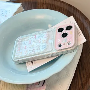 Süße iPhone-Hülle mit rosa Schleifenmuster und integriertem Kartenfach in hellblauer Schale