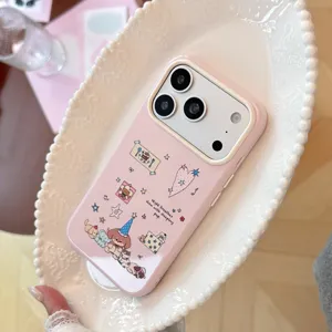 Detailaufnahme einer rosa glänzenden iPhone-Hülle mit niedlichem Dackel-Cartoon-Motiv.