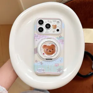Detail van een schattig beer telefoonhoesje met draaibare standaard en pastelpatronen.