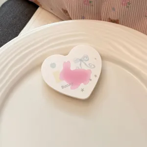 Gros plan d'un support de téléphone en forme de cœur avec un lapin rose
