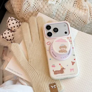 Dettaglio del motivo a cucciolo e supporto per telefono abbinato su custodia iPhone rosa