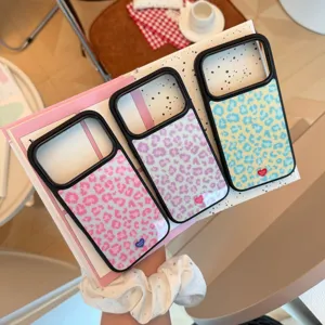 Coques de téléphone rigides à motif léopard vintage en rose, violet et bleu chic.
