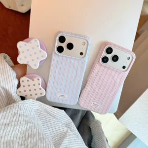 Λεπτομερής προβολή ριγέ θηκών iPhone σε μπλε και ροζ χρώμα με βάσεις κινητών αστέρι