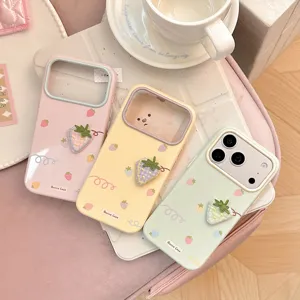 Détails des coques iPhone en tissu fraise fraîche en trois couleurs.