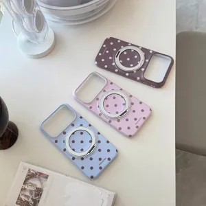 Détail des coques iPhone rétro à pois avec support de bague magnétique intégré pratique
