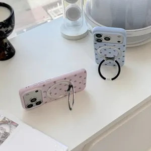 Gros plan de coques iPhone à pois rétro avec support à anneau magnétique intégré