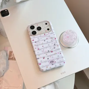Detalle de funda magnética para iPhone con estrellas pastel y soporte a juego