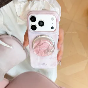 Λεπτομερές κοντινό πλάνο θήκης iPhone με ροζ υφή μαρμάρου και μια μαγνητική βάση
