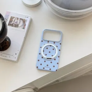 Gros plan d'une coque iPhone à pois bleus rétro avec un support magnétique en argent