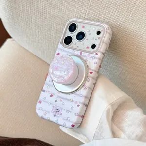 Detalle de la funda para iPhone con estrellas grafiti y soporte magnético a juego.