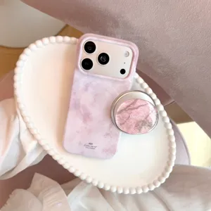 Λεπτομέρεια ροζ μαρμάρινης θήκης iPhone με ασορτί μαγνητική λαβή σε λευκό πιάτο.
