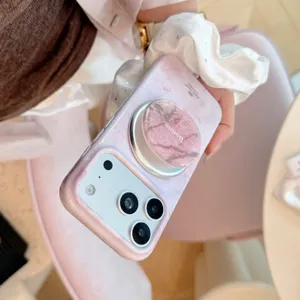 Λεπτομερής προβολή καλλιτεχνικής θήκης iPhone με ροζ μάρμαρο και μαγνητική βάση στήριξης