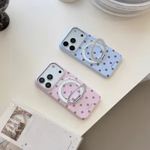 Détail des coques iPhone à pois roses et bleus avec supports à anneau magnétique