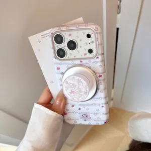Primer plano de funda para iPhone con patrón de estrellas y soporte magnético