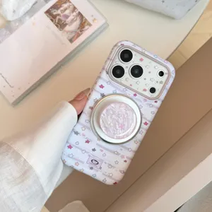 Detalle de funda para móvil con diseño de estrellas y soporte magnético integrado