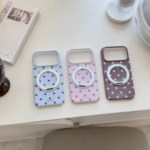 Vue détaillée de trois coques iPhone à pois rétro avec supports à anneau magnétique