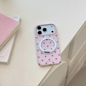 Vue détaillée d'une coque iPhone rose à pois avec un support d'anneau magnétique